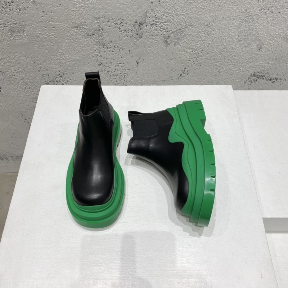 Bottega Veneta Men's Black Green Leather Cropped Chelsea Boots